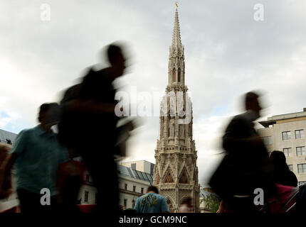 General view of the Eleanor Cross monument, outside Charing Cross railway station, in central London following a 10 month restoration project. Stock Photo