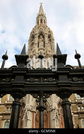 General view of the Eleanor Cross monument, outside Charing Cross railway station, in central London following a 10 month restoration project.The monument was erected in 1865, to replace one that was less ornate and was destroyed in 1647, during the English Civil War. The original monument was one of several erected across the country to mark the twelve nightly resting places of the body of Queen Eleanor of Castile, wife of the English King Edward I, during her last journey from Lincoln Cathedral to Westminster Abbey. The original cross stood at the top of Whitehall. Stock Photo