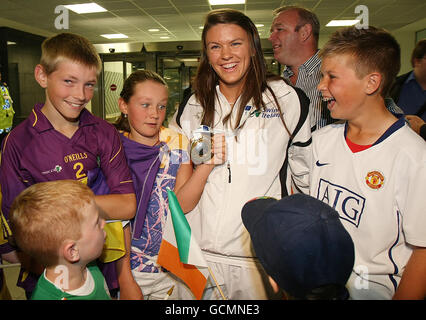 Grainne Murphy from Wexford who won silver in the 1,500 metres final at the European Swimming Championships in Budapest arrives home to family, friends and supporters at Dublin Airport, Ireland. Stock Photo