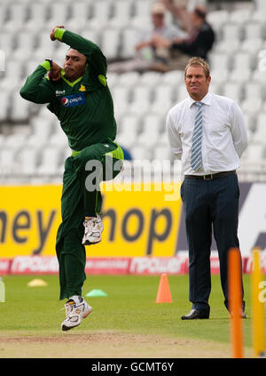 Former Australian spin bowler Shane Warne passes on some tips to Pakistan bowler Danish Kaneria before day four of the first npower Test match at Trent Bridge, Nottingham. Stock Photo