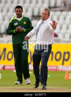 Former Australian spin bowler Shane Warne passes on some tips to Pakistan bowler Danish Kaneria before during day four of the first npower Test match at Trent Bridge, Nottingham. Stock Photo