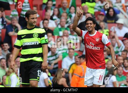 Soccer - Emirates Cup 2010 - Arsenal v Celtic - Emirates Stadium. Arsenal's Carlos Vela (right) celebrates scoring his sides first goal of the game leaving Celtic's Shaun Maloney (left) dejected Stock Photo