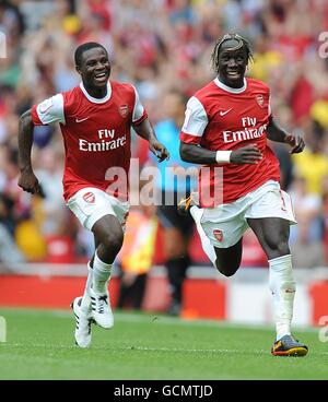 Soccer - Emirates Cup 2010 - Arsenal v Celtic - Emirates Stadium. Arsenal's Bacary Sagna (right) celebrates scoring his sides second goal of the game with teammate Emmanuel Frimpong (left) Stock Photo