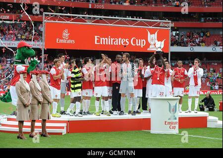 Soccer - Emirates Cup 2010 - Arsenal v Celtic - Emirates Stadium. Arsenal celebrate after winning the Emirates Cup Stock Photo