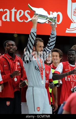 Soccer - Emirates Cup 2010 - Arsenal v Celtic - Emirates Stadium. Arsenal goalkeeper Manuel Almunia lifts the Emirates Cup Stock Photo