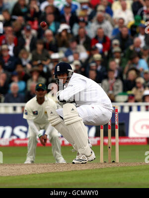 Cricket - npower Second Test - Day Two - England v Pakistan - Edgbaston. England's Steven Finn ducks a bouncer from Pakistan's Mohammad Amir during the npower Second Test at Edgbaston, Birmingham. Stock Photo