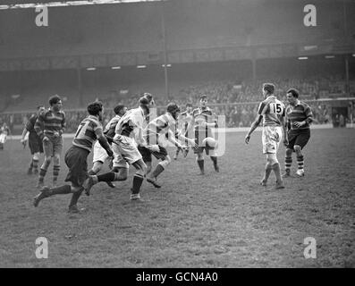 Richmond pass the ball during their local derby against Harlequins. Stock Photo