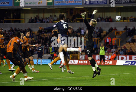 Soccer - Carling Cup - Second Round - Wolverhampton Wanderers v Southend United - Molineux. Southend's Bilel Mohsni puts his header wide of Wayne Hennessey's goal during the Carling Cup, Second Round match at Molineux, Wolverhampton. Stock Photo