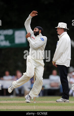 Monty Panesar in bowling action for Essex - Essex CCC vs Kent CCC - LV ...