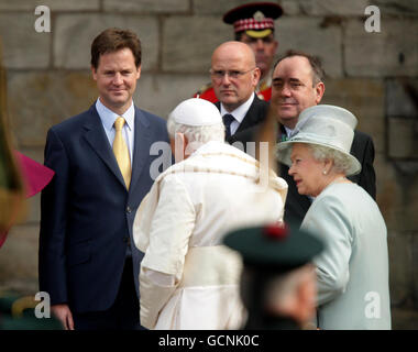 Queen Elizabeth II meets Pope Benedict XVI as Deputy Prime Minister Nick Clegg (left) and First Minister of Scotland Alex Salmond (right) watch on at the Palace of Holyroodhouse in Edinburgh on the first day of his four day visit to the United Kingdom. Stock Photo