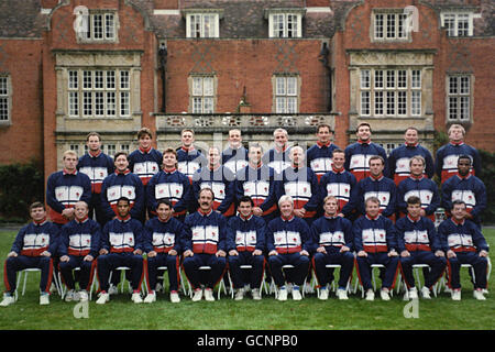 The England Rugby Union World Cup squad for 1991: Back row, L to R: Simon Hodgkinson, David Pears, Nigel Heslpo, Dewi Morris, Paul Rendall, Gary Rees, Jason Leonard, Brian Moore and John Oliver. Middle Row, L to R: Dean Richards, Mike Teague, Mick Skinner, Paul Ackford, Wade Dooley, Nigel Redman, Jon Webb, Gary Pearce, Jeff Probyn, Chris Oti. Front Row, L to R: Ben Gilfeather (team doctor), Richard Hill, Jeremy Guscott, Rory Underwood, Roger Uttley (coach), Will Carling (captian), Geoff Cooke (coach), Peter Winterbottom, John Elliott (coach, Rob Andrew, Kevin Murphy (physiotherapist). Stock Photo