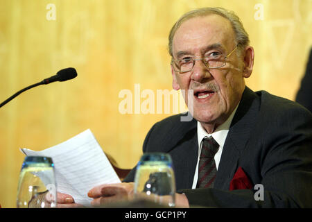 David Wright, father of Billy Wright, speaks at the Stormont Hotel in Belfast after the release of a report into his son's murder. Stock Photo