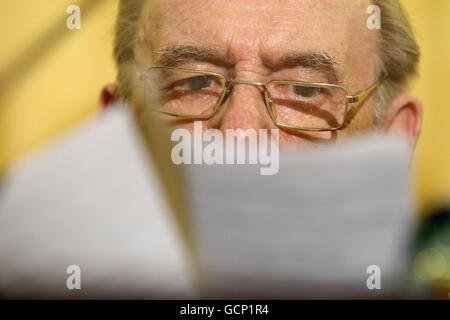 David Wright, father of Billy Wright, speaks at the Stormont Hotel in Belfast after the release of a report into his sons murder. Stock Photo