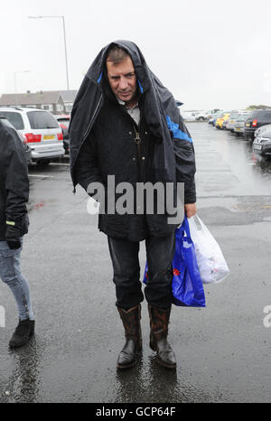 Police officer David Rathband arrives with his wife Katherine and son ...