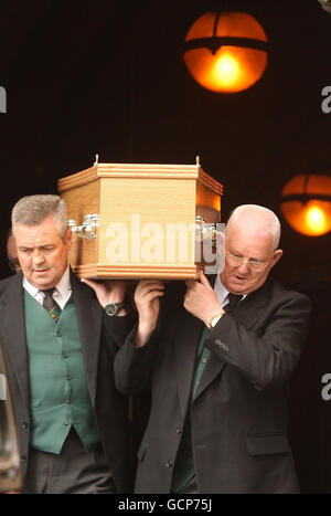 The coffin of Edwin Morgan, Scotland's first national poet, is carried from his funeral at the University of Glasgow. Stock Photo