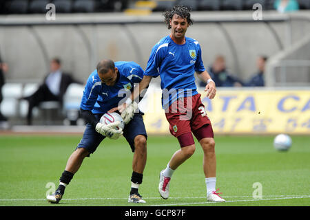 Soccer - npower Football League Championship - Swansea City v Burnley - Liberty Stadium. Burnley goalkeeper Lee Grant (left) and Chris Eagles (right) during the warm up Stock Photo