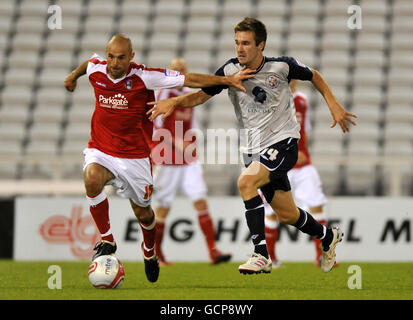 Soccer - Johnstone's Paint Trophy - Northern Section - First Round - Rotherham United v Lincoln City - Don Valley Stadium. Rotherham United's Paul Warne (left) and Lincoln City's Josh O'Keefe battle for the ball Stock Photo