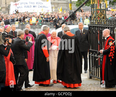 Pope Benedict XVI arrives at Westminster Abbey, London, where he is greeted by the Dean of Westminster, the Right Reverend Dr John Hall (left). Stock Photo