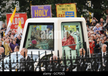 Pope Benedict XVI arrives at Westminster Abbey, London, where he was greeted by the Dean of Westminster, the Right Reverend Dr John Hall. Stock Photo