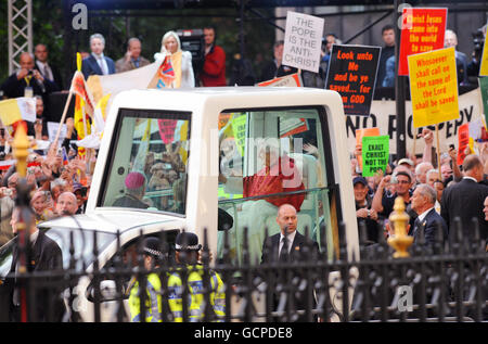 Pope Benedict XVI arrives at Westminster Abbey, London, where he was greeted by the Dean of Westminster, the Right Reverend Dr John Hall. Stock Photo