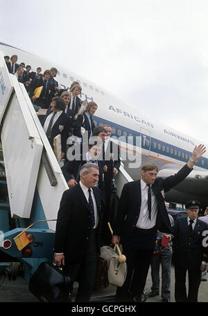 Team captain Willie John McBride, right, waves to the welcoming fans as the British Lions rugby team arrive at Heathrow Airport, after a triumphant rugby tour of South Africa. Stock Photo