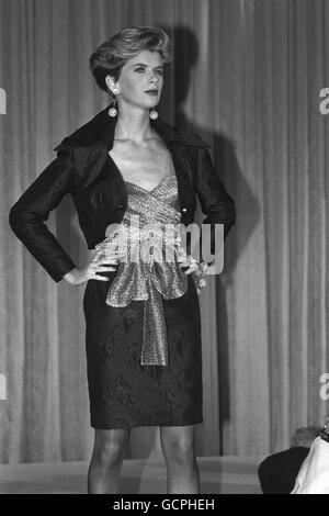 1986 Press Photo Fashion Designer Louis Feraud, Model in His Silk Skirt Suit