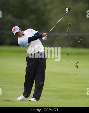 Golf - 38th Ryder Cup - Europe v USA - Day One - Celtic Manor Resort. USA's Tiger Woods plays a shot on the 8th fairway Stock Photo