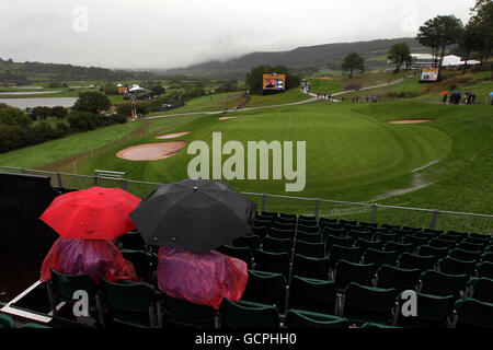 Golf - 38th Ryder Cup - Europe v USA - Day One - Celtic Manor Resort. Spectators wait at the 17th green as play is suspended on day one during the Ryder Cup at Celtic Manor, Newport. Stock Photo