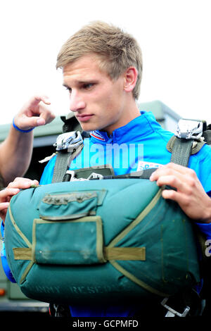 England U21's Marc Albrighton tries on a parachute during a tour of 16 Air Assault Brigade and Colchester Garrison, Colchester. Stock Photo