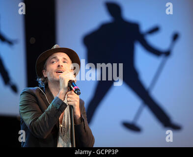 Fran Healy from Travis performs at the Elvis Forever concert in Hyde Park for BBC 2. Stock Photo