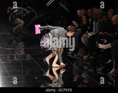 Model Nina Porter trips on the catwalk during the Burberry Prorsum Spring/Summer London Fashion Week show, at Chelsea College of Art and Design in London. Stock Photo