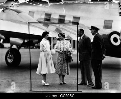 Mother and daughter informality as Princess Margaret raises a hand to illustrate a tarmac talk with the Queen Mother before they board a Wiking of the Queen's Flight at London Airport to begin their holiday in Scotland. They are flying to Inverness and will go on by train to stay at Durnet with Commander and Lady Doris Vyner. The Princess flies to Stranger to join the Royal yacht. August 6th 1955 Stock Photo