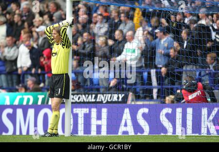 Manchester United goalkeeper Edwin Van der Sar stands dejected after Bolton Wanderers' Martin Petrov scores their second goal Stock Photo