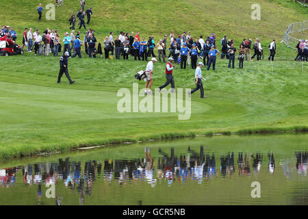 USA's Tiger Woods makes his way onto the 18th green during his practice round Stock Photo