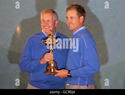 Golf - 38th Ryder Cup - Europe v USA - Practice Day Two - Celtic Manor Resort. Europe captain Colin Montgomerie (left) and Ian Poulter pose for a picture with the Ryder Cup during a photocall at Celtic Manor, Newport. Stock Photo
