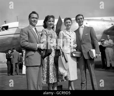 Four British screen stars pictured at London Airport as they were leaving for Italy as part of the delegation which the Associated British Picture Corporation is sending to the Venice Film Festival. Left to right: Richard Todd, Yvette Furneaux, 16 year old Janette Scott and Canadian actor Vernon Gray. Stock Photo