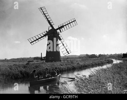 Hunting - Duck Shoot - Norfolk Broads. Mr Wentworth-Day rowing some of the guns to The Broad. Stock Photo
