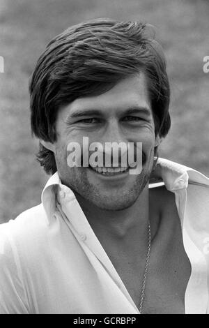 Actor Simon MacCorkindale near the Queen's Pub, Regent's Park, London, at a photocall for the forthcoming Macbeth at Ludlow Castle's open air theatre. Stock Photo