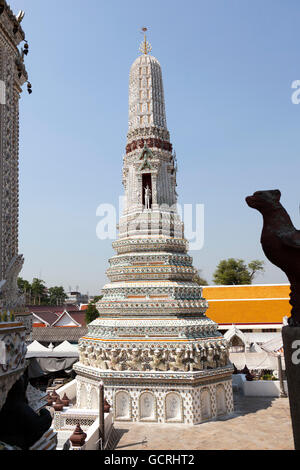 One of the four satellites of the Wat Arun also known as the temple of dawn, in Bangkok (Thailand). Une tour annexe du Wat Arun. Stock Photo