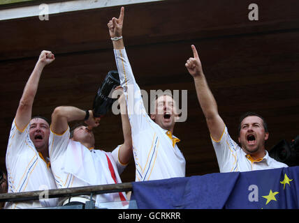Golf - 38th Ryder Cup - Europe v USA - Day Four - Celtic Manor Resort. Europe's Ian Poulter (centre) and Graeme McDowell (right) salute the crowd from the balcony after Europe won the Ryder Cup Stock Photo