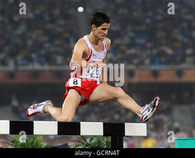 England's Luke Gunn in the Men's 3000m Steeplechase Final during the Day Eight of the 2010 Commonwealth Games at the Jawaharlal Nehru Stadium in Delhi, India. Stock Photo