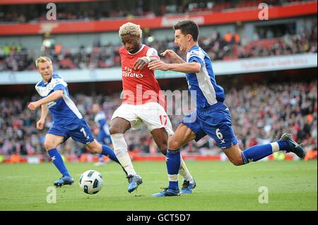 Soccer - Barclays Premier League - Arsenal v Birmingham City - Emirates Stadium. Arsenal's Alex Song (centre) and Birmingham City's Liam Ridgewell (right) battle for the ball Stock Photo