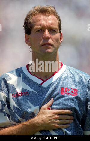 USA World Cup defender Thomas Dooley before a match in 1994 Stock Photo ...