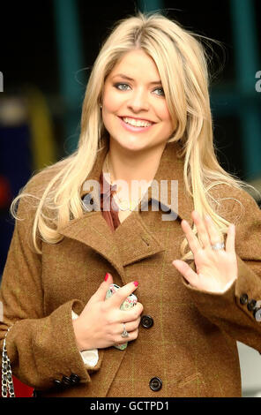 This Morning presenter Holly Willoughby waves to photographers as she leaves the London Television Centre on the Southbank, London, after she announced that she is pregnant with her second child. Stock Photo