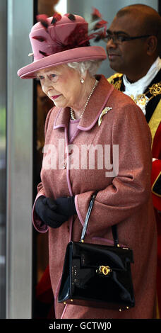 Queen Elizabeth II leaves the new KPMG building at Canada Square in London's Docklands after she opened their new offices. Stock Photo