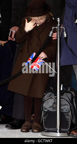 6-year-old Katherine Ashbourne from Brentwood in Essex, waits for Queen Elizabeth II outside KPMG's new offices in London's Docklands. Stock Photo