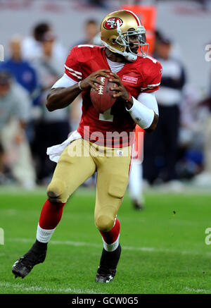 American Football - NFL - San Francisco 49ers v Denver Broncos - Wembley Stadium. Troy Smith, San Francisco 49ers Quarterback Stock Photo