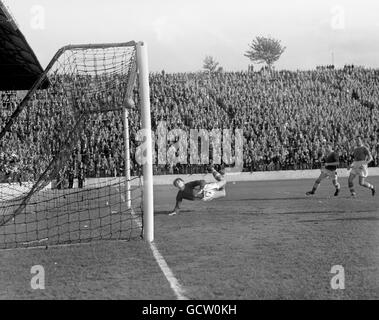 Soccer - League Division One - Charlton Athletic v Everton - The Valley. Eddie Marsh, Charlton goalkeeper, tries to save a shot from George Kirby, the Everton centre forward. The goal was disallowed. Stock Photo