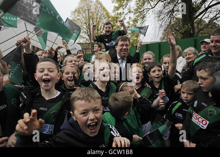 Taoiseach Brian Cowen with young members of Parnell's GAA club in Coolock, Dublin, at the official sod turning of the 20 million Euro redevelopment. Stock Photo