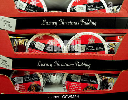 Christmas pudding stock. A general view of Luxury Christmas puddings in Lidl supermarket. Stock Photo